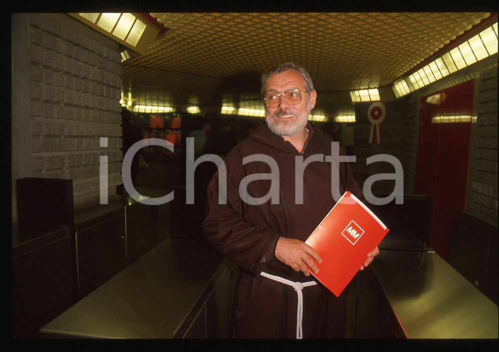 35mm vintage slide* 1990 MILANO Frate Cesare BONIZZI *Inaugurazione LINEA M3 (1)  Diapositiva d'epoca, in formato 35 mm. CONDIZIONI: GOOD  Tutti i diritti riservati.E' severamente vietata la riproduzione. ICharta mette in vendita, sul negozio eBay e in esclusiva sul sito "icharta" il proprio archivio composto da numerose diapositive e negativi fotografici d'epoca, tutti originali e autentici, che attraversano la storia del costume italiano tra gli la fine degli anni Sessanta e Novanta.Si tratta di uno sguardo inedito sull'attualit&agrave;, la politica, la vita quotidiana, il gossip e la cultura, che fotografa il cambiamento della nazione in quest'ultimo scorcio del XX secolo. Un'occasione unica per il mercato del collezionismo, che vede finalmente disponibile un archivio eccezionale per vastit&agrave;, tematiche e condizioni, in un settore (il negativo fotografico e la diapositiva) di assoluta novit&agrave; e dalle interessanti prospettive di investimento.New layer...  originale e autentica 1