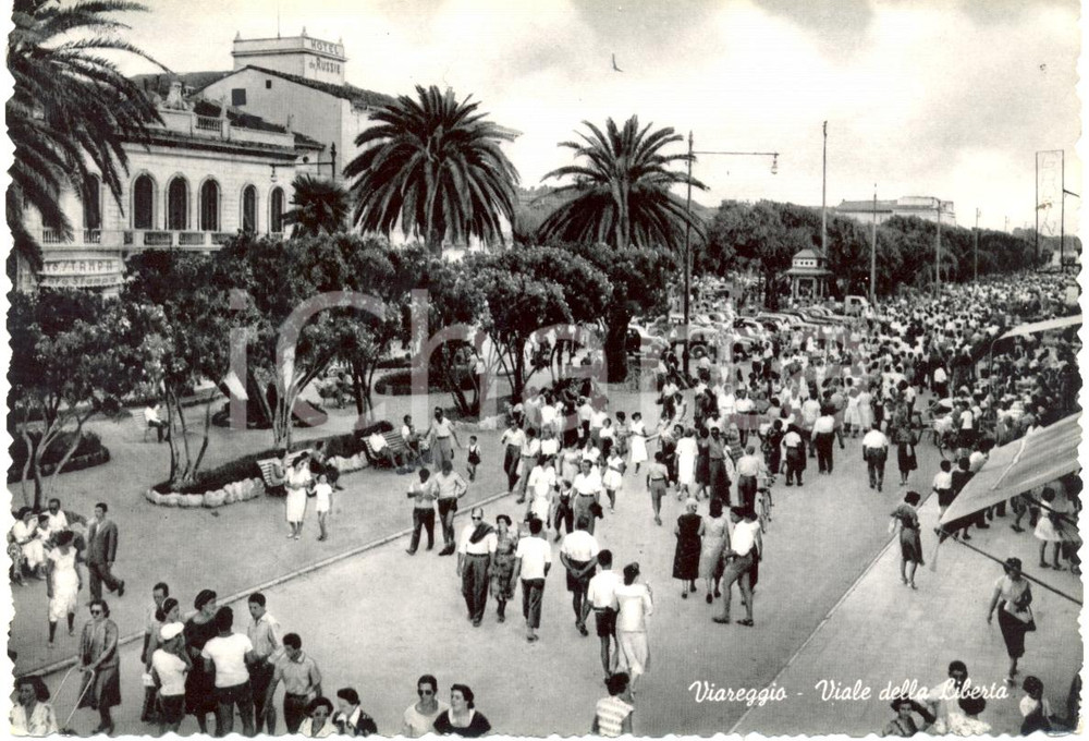 Cartolina originale da collezione 1955 ca VIAREGGIO LU Folla imponente in Viale della LIBERTA  ANIMATA FG NV 1