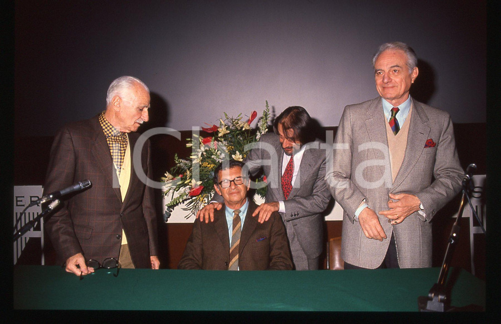 35mm vintage slide* 1990 ca CINEMA Mario MONICELLI AGE e SCARPELLI Ritratto (1)  Diapositiva d'epoca, in formato 35 mm.Nella diapositiva compaiono Mario Monicelli, Agenore Incrocci e Furio Scarpelli.  CONDIZIONI: GOOD  Tutti i diritti riservati.E' severamente vietata la riproduzione. ICharta mette in vendita, sul negozio eBay e in esclusiva sul sito "icharta" il proprio archivio composto da numerose diapositive e negativi fotografici d'epoca, tutti originali e autentici, che attraversano la storia del costume italiano tra gli la fine degli anni Sessanta e Novanta.Si tratta di uno sguardo inedito sull'attualit&agrave;, la politica, la vita quotidiana, il gossip e la cultura, che fotografa il cambiamento della nazione in quest'ultimo scorcio del XX secolo. Un'occasione unica per il mercato del collezionismo, che vede finalmente disponibile un archivio eccezionale per vastit&agrave;, tematiche e condizioni, in un settore (il negativo fotografico e la diapositiva) di assoluta novit&agrave; e dalle interessanti prospettive di investimento.  originale e autentica 1