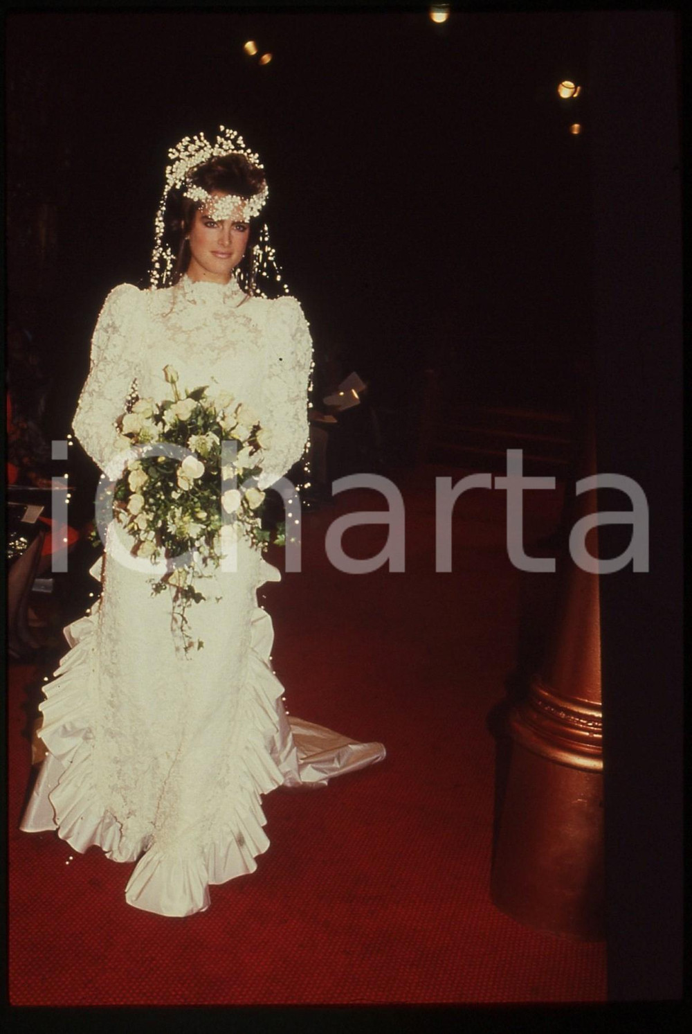 35mm vintage slide* 1985 NEW YORK Brooke SHIELDS sfila in abito da sposa  Diapositiva d'epoca, in formato 35 mm. CONDIZIONI: GOOD Tutti i diritti riservati.E' severamente vietata la riproduzione. ICharta mette in vendita, sul negozio eBay e in esclusiva sul sito "icharta" il proprio archivio composto da numerose diapositive e negativi fotografici d'epoca, tutti originali e autentici, che attraversano la storia del costume italiano tra gli la fine degli anni Sessanta e Novanta.Si tratta di uno sguardo inedito sull'attualit&agrave;, la politica, la vita quotidiana, il gossip e la cultura, che fotografa il cambiamento della nazione in quest'ultimo scorcio del XX secolo. Un'occasione unica per il mercato del collezionismo, che vede finalmente disponibile un archivio eccezionale per vastit&agrave;, tematiche e condizioni, in un settore (il negativo fotografico e la diapositiva) di assoluta novit&agrave; e dalle interessanti prospettive di investimento.  originale e autentica 1