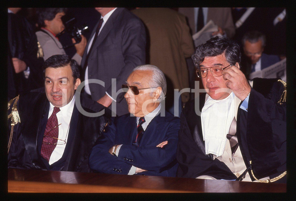 35mm vintage slide* 1992 MILANO Umberto ORTOLANI Domenico CONTESTABILE (3)  Diapositiva d'epoca, in formato 35 mm.Nella diapositiva compaiono il finanziere Umberto Ortolani e l'avvocato Domenico Contestabile, in occasione di una seduta del processo per il crack del Banco Ambrosiano, tenutasi presso il Tribunale di Milano nell'aprile 1992.CONDIZIONI: GOODTutti i diritti riservati.E' severamente vietata la riproduzione. ICharta mette in vendita, sul negozio eBay e in esclusiva sul sito "icharta" il proprio archivio composto da numerose diapositive e negativi fotografici d'epoca, tutti originali e autentici, che attraversano la storia del costume italiano tra gli la fine degli anni Sessanta e Novanta.Si tratta di uno sguardo inedito sull'attualit&agrave;, la politica, la vita quotidiana, il gossip e la cultura, che fotografa il cambiamento della nazione in quest'ultimo scorcio del XX secolo. Un'occasione unica per il mercato del collezionismo, che vede finalmente disponibile un archivio eccezionale per vastit&agrave;, tematiche e condizioni, in un settore (il negativo fotografico e la diapositiva) di assoluta novit&agrave; e dalle interessanti prospettive di investimento. GOOD/buono   originale e autentica 1