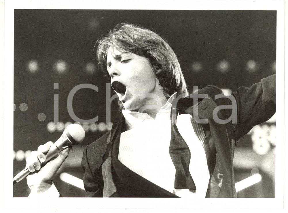 Fotografia d epoca originale 1985 FESTIVAL DI SANREMO Luis MIGUEL sul palco dell Ariston  Foto 24x18 cm 1