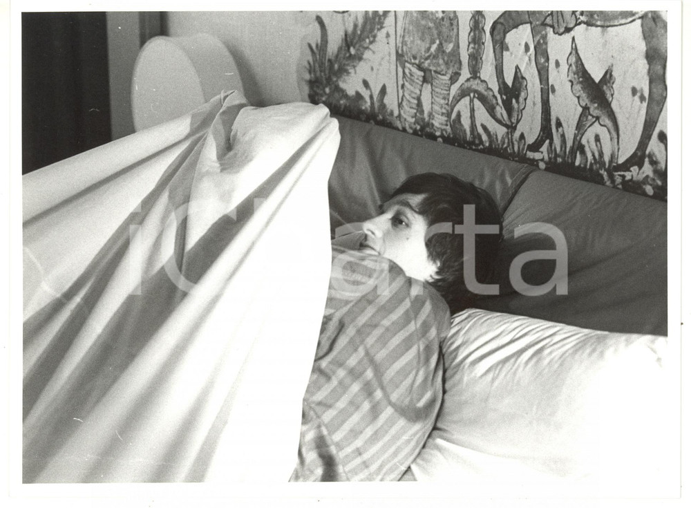 1986 RAI CINEMA "Atelier" - Lino CAPOLICCHIO tra le coperte *Foto 24x18 cm