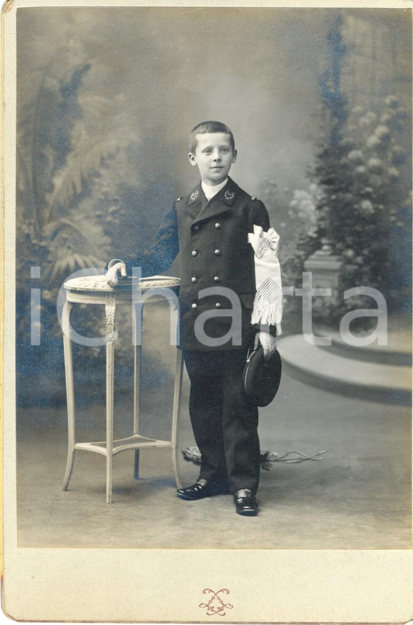 Fotografia d epoca originale 1900 ca PARIS Bambino alla Prima Comunione in divisa da collegiale Foto 1