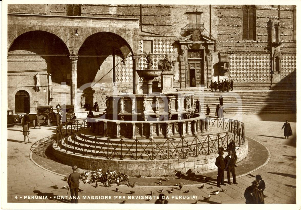 Cartolina originale da collezione 1935 PERUGIA Veduta Fontana MAGGIORE  Fra BEVIGNATE Cartolina ANIMATA FG VG 1
