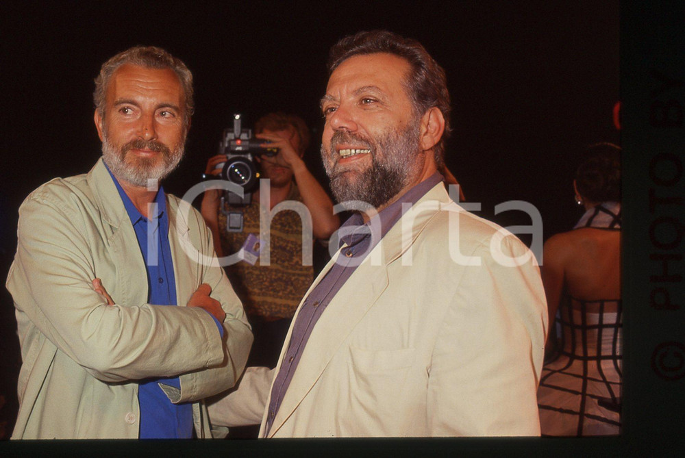 35mm vintage slide* 1992 VENEZIA Sergio STAINO Francesco Tullio ALTAN Ritratto 3  Diapositiva d'epoca, in formato 35 mm. CONDIZIONI: GOOD Tutti i diritti riservati.E' severamente vietata la riproduzione. ICharta mette in vendita, sul negozio eBay e in esclusiva sul sito "icharta" il proprio archivio composto da numerose diapositive e negativi fotografici d'epoca, tutti originali e autentici, che attraversano la storia del costume italiano tra gli la fine degli anni Sessanta e Novanta.Si tratta di uno sguardo inedito sull'attualit&agrave;, la politica, la vita quotidiana, il gossip e la cultura, che fotografa il cambiamento della nazione in quest'ultimo scorcio del XX secolo. Un'occasione unica per il mercato del collezionismo, che vede finalmente disponibile un archivio eccezionale per vastit&agrave;, tematiche e condizioni, in un settore (il negativo fotografico e la diapositiva) di assoluta novit&agrave; e dalle interessanti prospettive di investimento.  originale e autentica 1