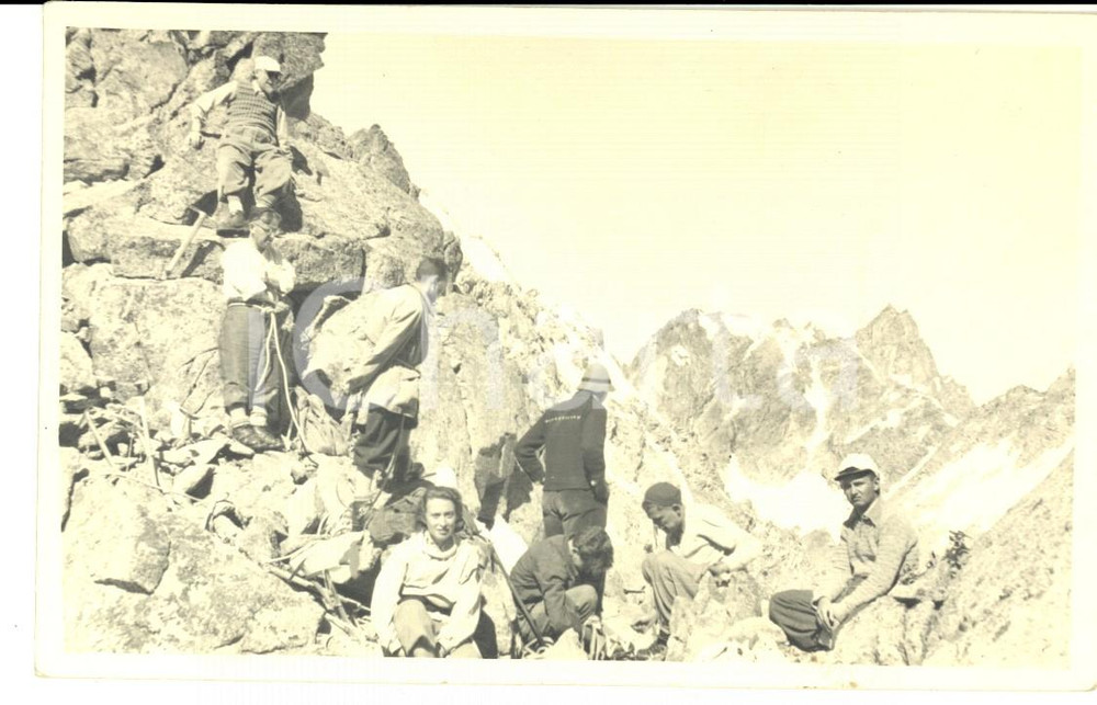 Fotografia d epoca originale 1950 ca ALPINISMO Escursionisti in cordata Foto cartolina VINTAGE 1