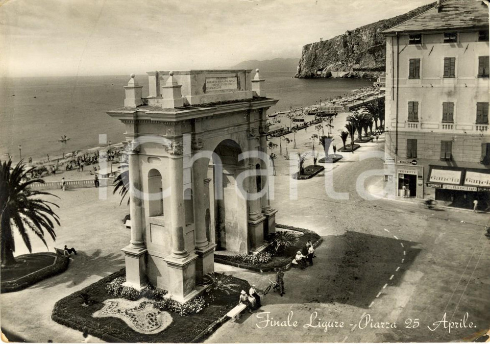 Cartolina originale da collezione 1951 FINALE LIGURE (SV) Piazza XXV APRILE e Arco MARGHERITA *Cartolina ANIMATA 1