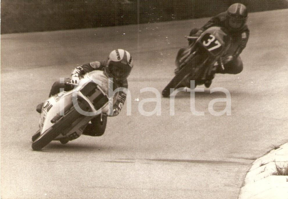 Fotografia d epoca originale 1975 ca MOTOCICLISMO Pilota Eugenio LAZZARINI durante giro di pista Foto 1