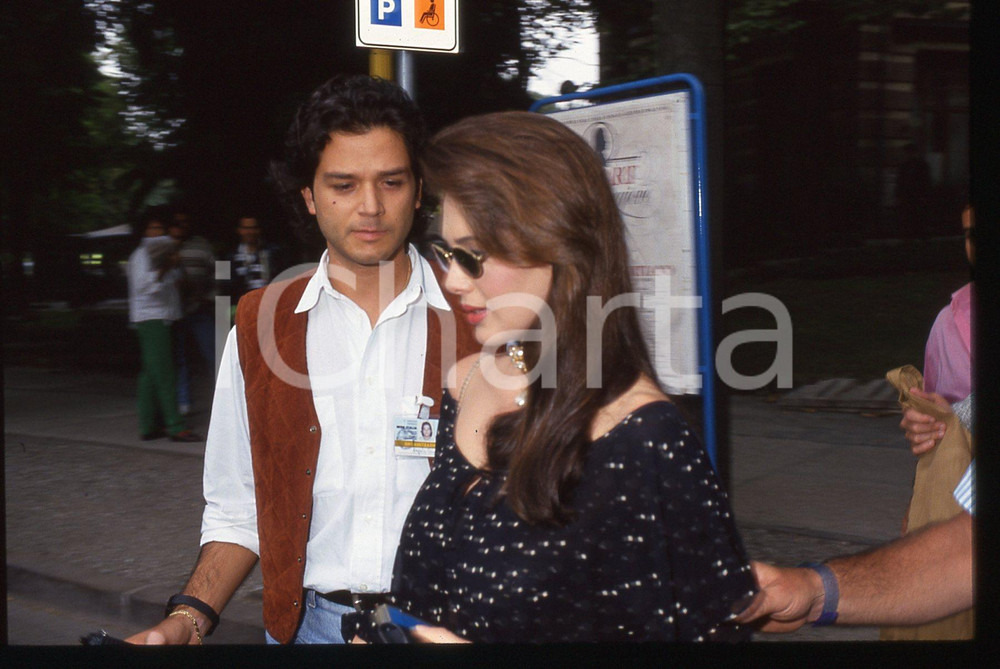 35mm vintage slide* 1993 SALSOMAGGIORE TERME Hunter TYLO giurata MISS ITALIA (1)  Diapositiva d'epoca, in formato 35 mm.  CONDIZIONI: GOOD  Tutti i diritti riservati.E' severamente vietata la riproduzione. ICharta mette in vendita, sul negozio eBay e in esclusiva sul sito "icharta" il proprio archivio composto da numerose diapositive e negativi fotografici d'epoca, tutti originali e autentici, che attraversano la storia del costume italiano tra gli la fine degli anni Sessanta e Novanta.Si tratta di uno sguardo inedito sull'attualit&agrave;, la politica, la vita quotidiana, il gossip e la cultura, che fotografa il cambiamento della nazione in quest'ultimo scorcio del XX secolo. Un'occasione unica per il mercato del collezionismo, che vede finalmente disponibile un archivio eccezionale per vastit&agrave;, tematiche e condizioni, in un settore (il negativo fotografico e la diapositiva) di assoluta novit&agrave; e dalle interessanti prospettive di investimento.  originale e autentica 1