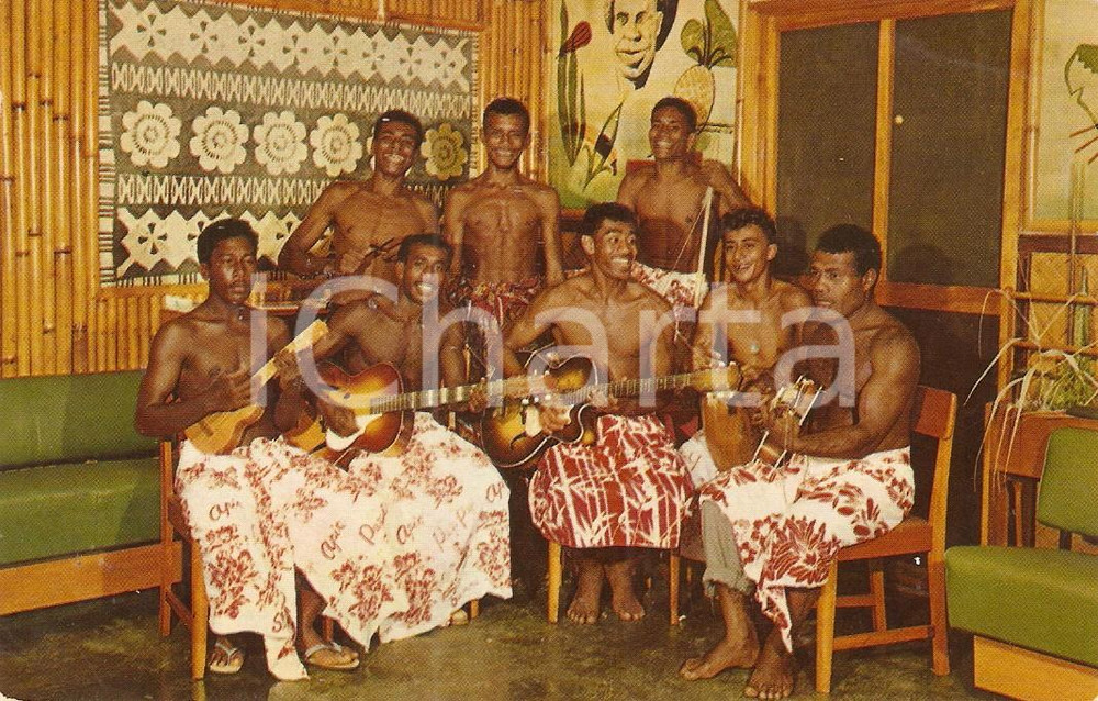 Cartolina originale da collezione 1960 ca NADI FIJI Airport SKYLODGE BAND at the TIKI BAR Cartolina VINTAGE 1