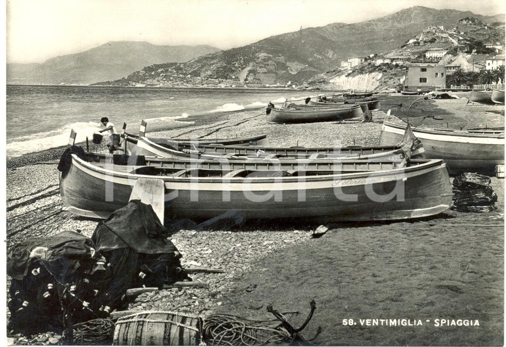 Cartolina originale da collezione 1950 VENTIMIGLIA IM Barche all attracco in spiaggia Cartolina ANIMATA FG VG 1