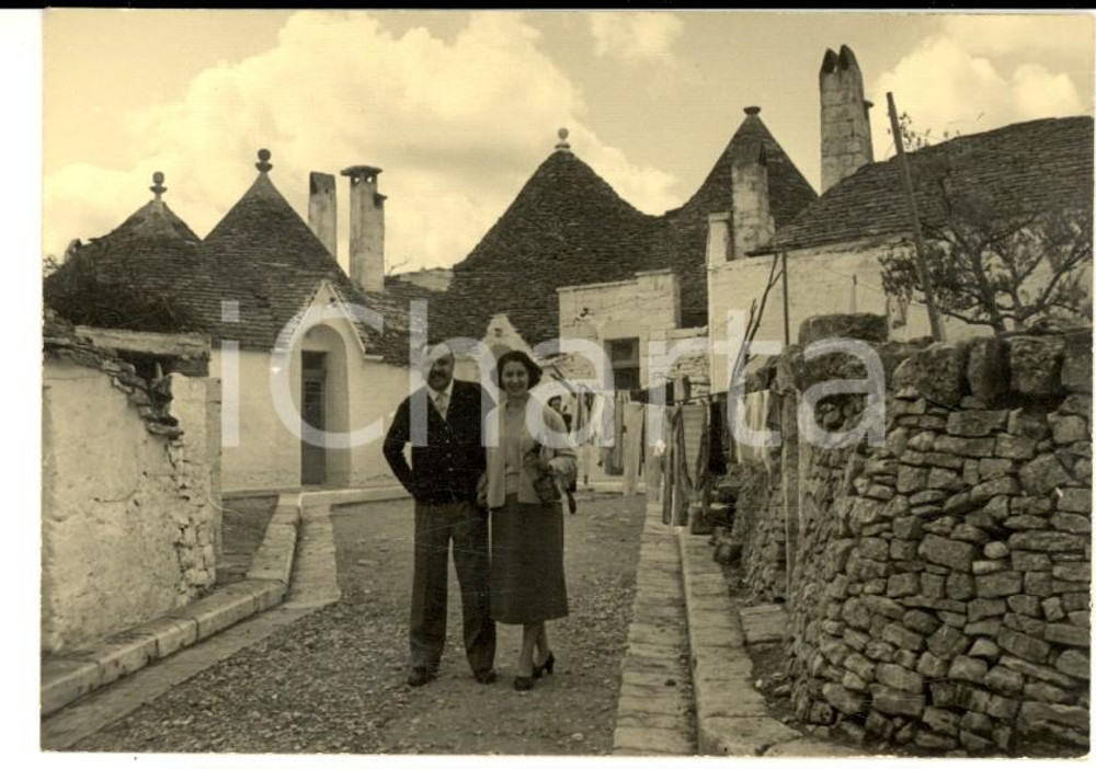 Fotografia d epoca originale 1950 ca ALBEROBELLO BA Coppia di turisti in visita ai trulli Foto 10x7 cm 1