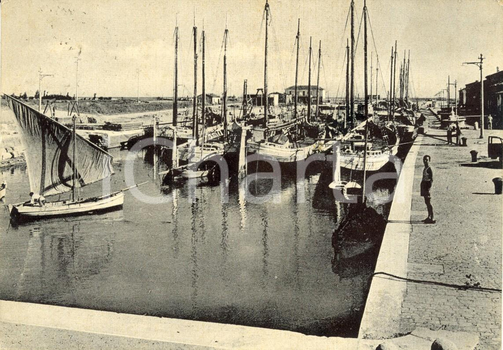 Cartolina originale da collezione 1957 PESARO (PU) Veduta del porto con vele ormeggiate *Cartolina ANIMATA FG VG 1