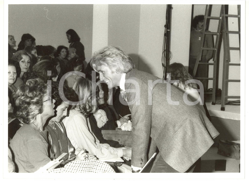 Fotografia d epoca originale 1990 ca PADOVA Nando MIGLIO tiene una lezione di moda Fotografia VINTAGE 24x18 1