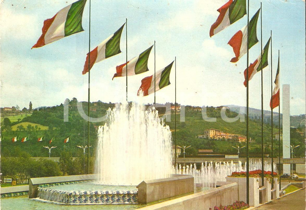 Cartolina originale da collezione 1961 TORINO Expo ITALIA  61 Fontana e bandiere italiane Cartolina FG VG 1