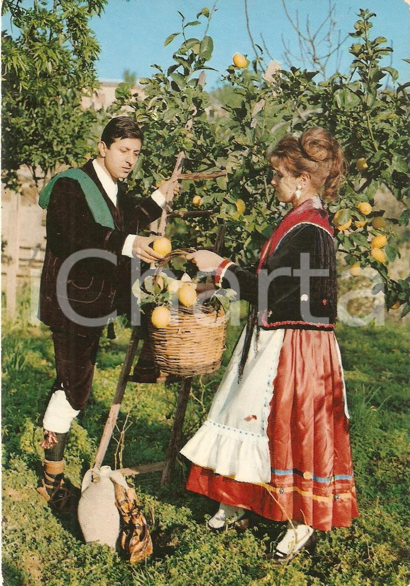 Cartolina originale da collezione 1973 CALABRIA Innamorati raccolgono limoni in costume tipico Cartolina FG VG 1