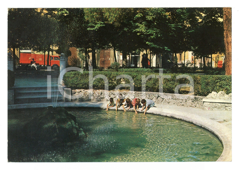 Cartolina originale da collezione 1976 SULMONA AQ Bimbi giocano alla Fontana della Villa Comunale Cartolina FG 1