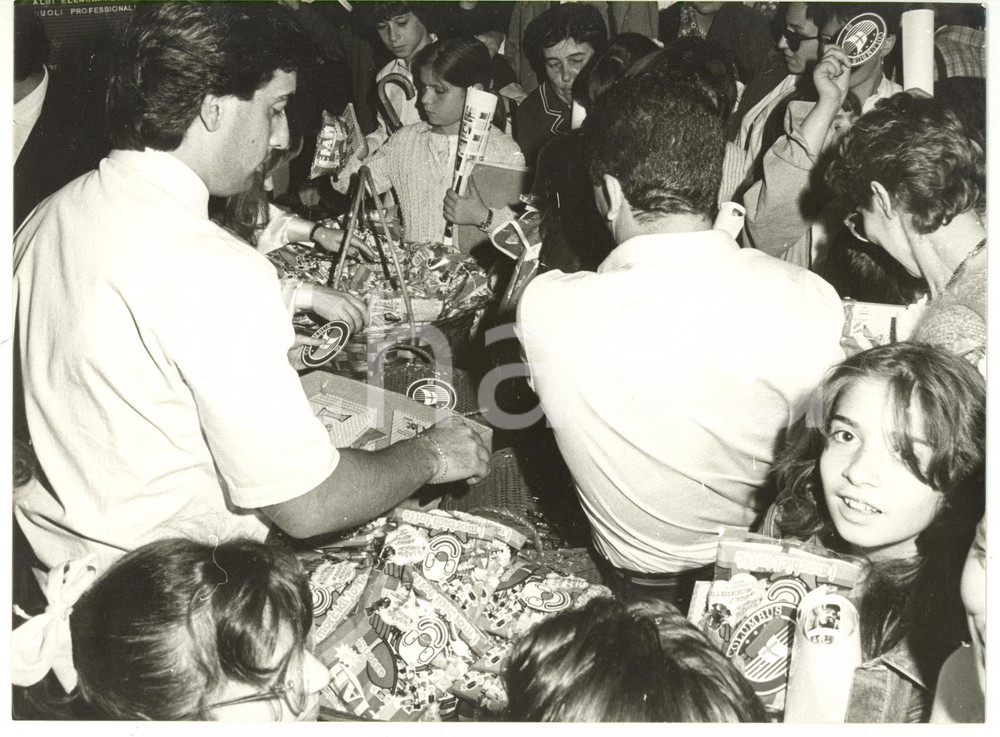 Fotografia d epoca originale 1992 GENOVA Festa della Befana  Distribuzione caramelle COLUMBUS Foto 24x18 1
