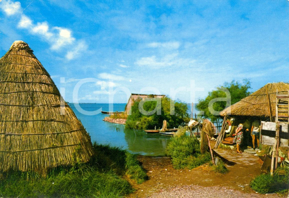 Cartolina originale da collezione 1969 CAORLE (VE) Turisti in visita ai CASONI *Cartolina ANIMATA FG VG 1