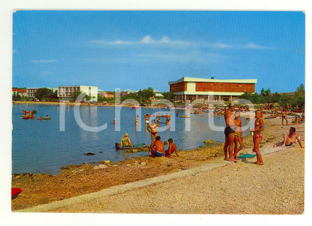 Cartolina originale da collezione 1974 NOVALJA (CROAZIA) Bagnanti in spiaggia all'isola PAGO *Cartolina FG VG 1