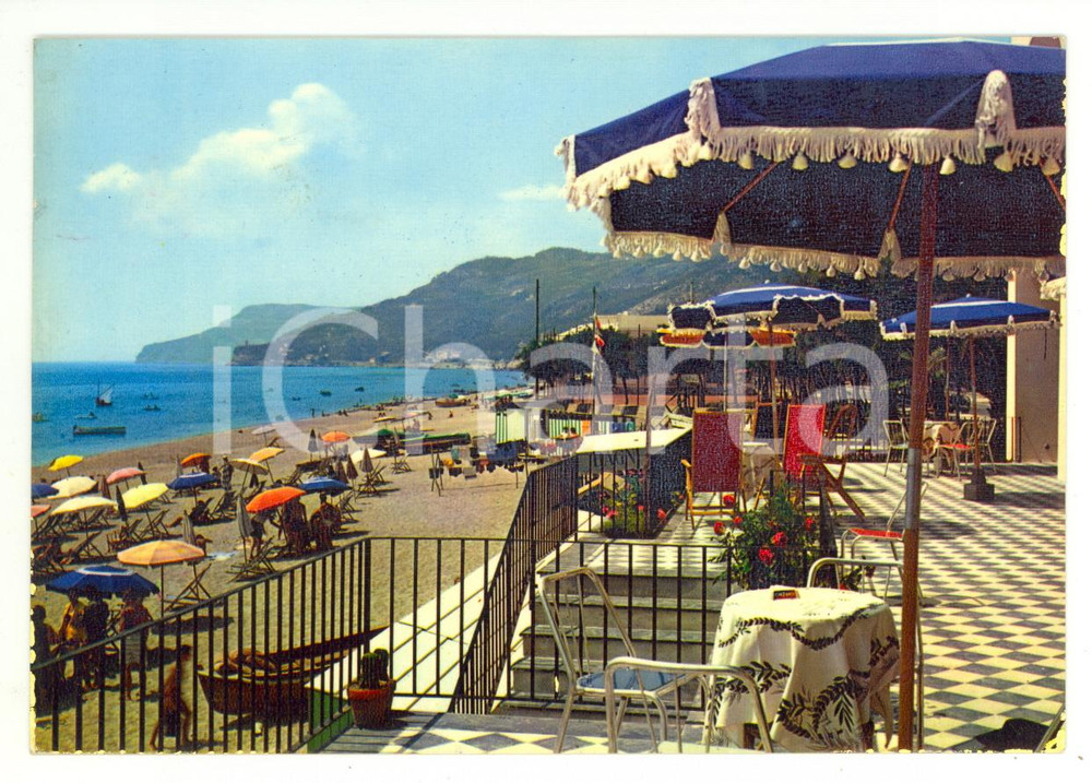 Cartolina originale da collezione 1961 VARIGOTTI SV Hotel ALBATROS Terrazza e spiaggia Cartolina ANIMATA FG VG 1
