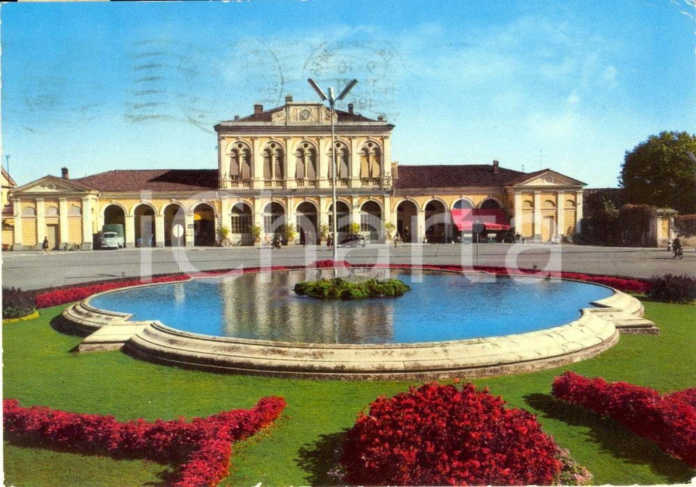 Cartolina originale da collezione 1966 CASALE MONFERRATO AL Stazione ferroviaria con fontana Cartolina VINTAGE 1