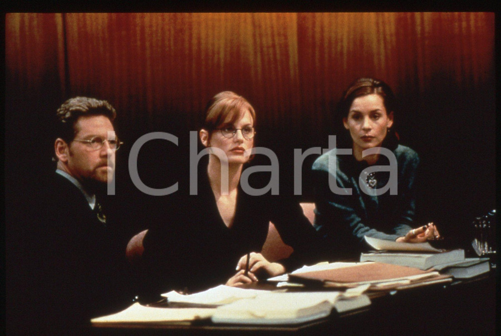 35mm vintage slide* 1998 THE GINGERBREAD MAN - Kenneth BRANAGH Daryl HANNAH (1)   Diapositiva d'epoca, in formato 35 mm. Nella diapositiva compaiono Kenneth Branagh, Dary Hannah e Embeth Davidtz. CONDIZIONI: GOOD   Tutti i diritti riservati.E' severamente vietata la riproduzione.  ICharta mette in vendita, sul negozio eBay e in esclusiva sul sito "icharta" il proprio archivio composto da numerose diapositive e negativi fotografici d'epoca, tutti originali e autentici, che attraversano la storia del costume italiano tra gli la fine degli anni Sessanta e Novanta.Si tratta di uno sguardo inedito sull'attualit&agrave;, la politica, la vita quotidiana, il gossip e la cultura, che fotografa il cambiamento della nazione in quest'ultimo scorcio del XX secolo. Un'occasione unica per il mercato del collezionismo, che vede finalmente disponibile un archivio eccezionale per vastit&agrave;, tematiche e condizioni, in un settore (il negativo fotografico e la diapositiva) di assoluta novit&agrave; e dalle interessanti prospettive di investimento.   originale e autentica 1