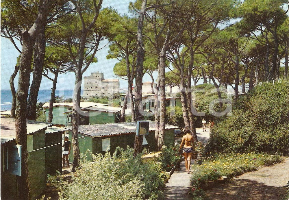 Cartolina originale da collezione 1974 PIOMBINO LI Donna in bikini al Camping TORRE MOZZA Cartolina FG VG 1