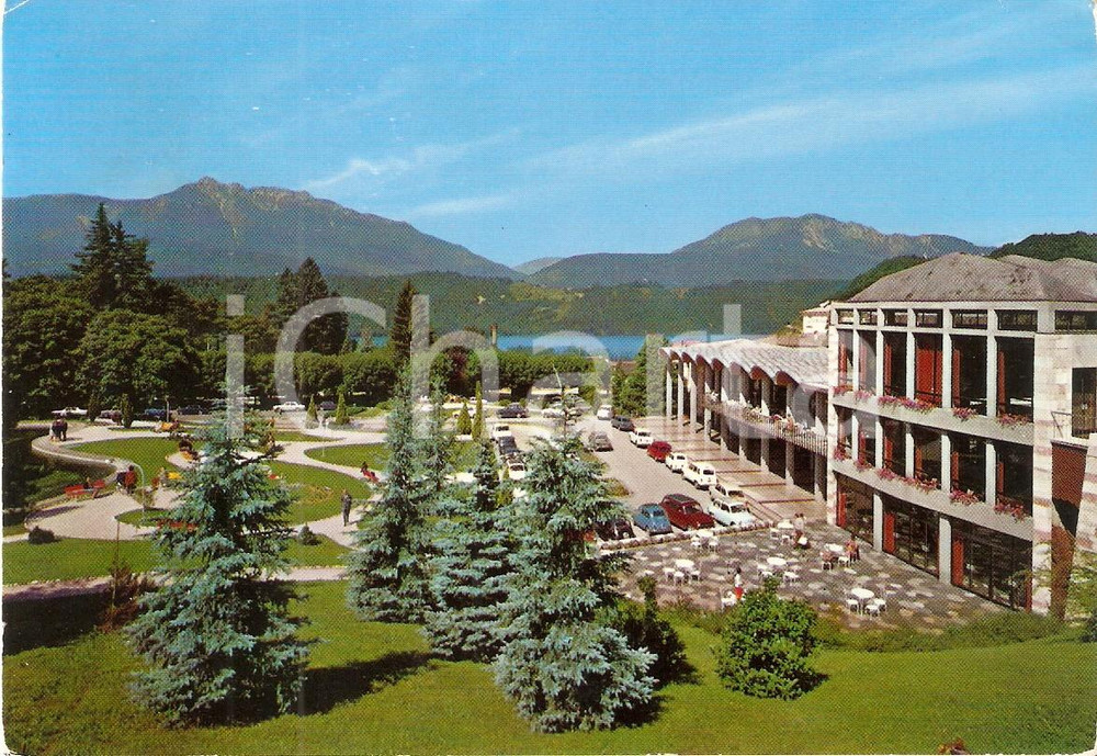 Cartolina originale da collezione 1972 LEVICO TERME TN Auto nel parcheggio dello Stabilimento Termale Cartolina 1