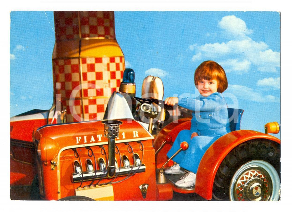 Cartolina originale da collezione 1977 MILANO Bambino su modello trattore FIAT 311 R Cartolina VINTAGE FG VG 1