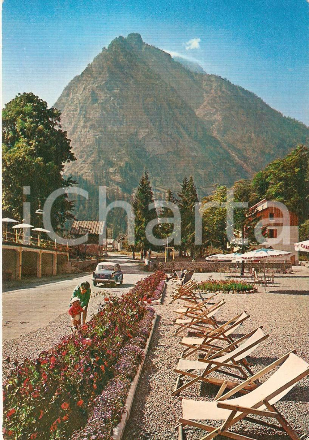 Cartolina originale da collezione 1970 TERME DI VALDIERI CN Bambino raccoglie fiori nel piazzale Cartolina FG VG 1