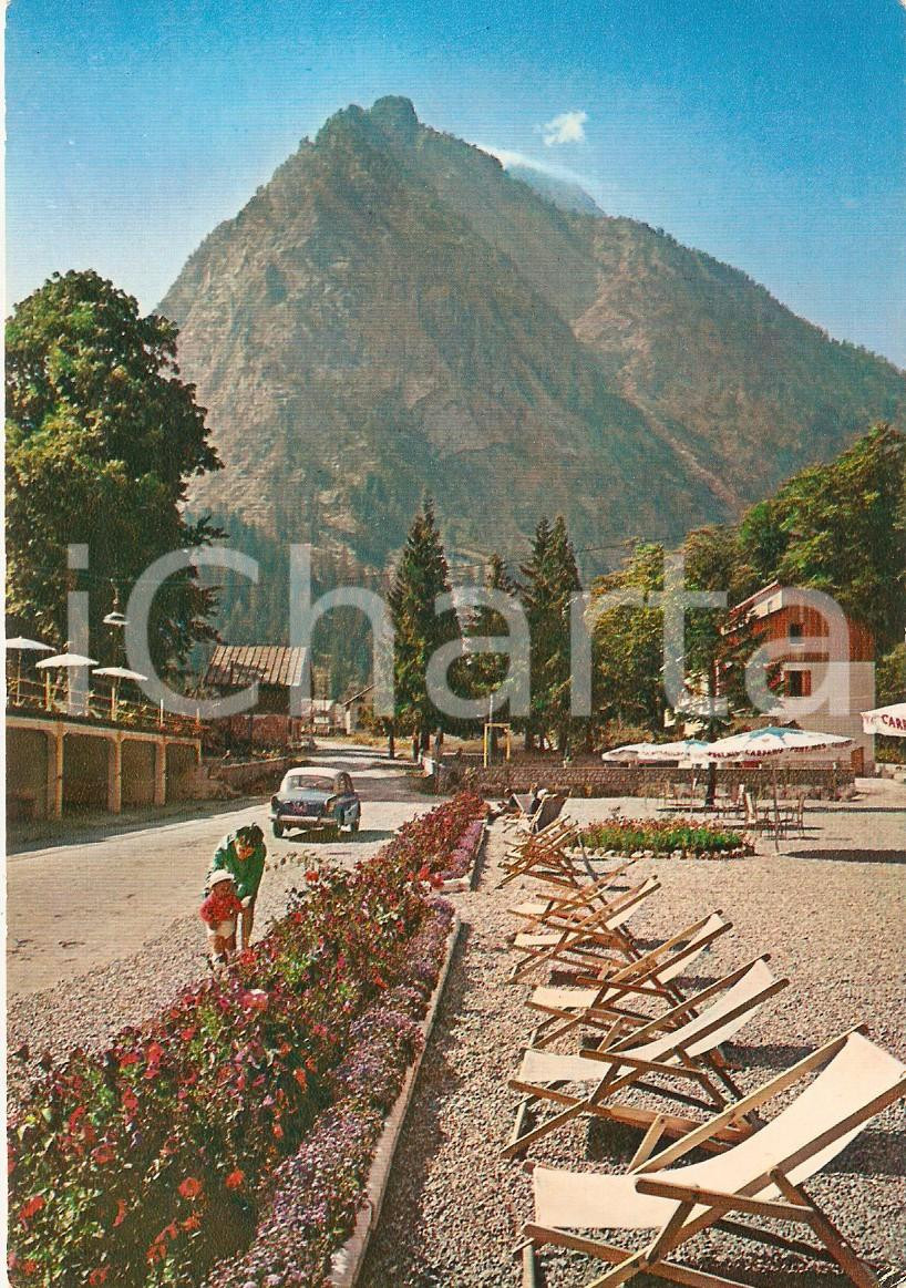 Cartolina originale da collezione 1970 TERME DI VALDIERI CN Bambino raccoglie fiori nel piazzale Cartolina FG VG 1