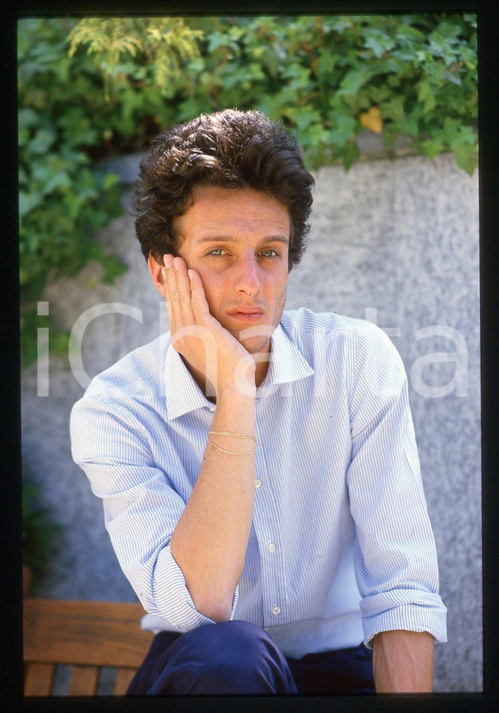 35mm vintage slide* 1985 ca ITALIA MUSICA Roberto KUNSTLER Ritratto cantante (1)  Diapositiva d'epoca, in formato 35 mm. CONDIZIONI: GOOD   Tutti i diritti riservati.E' severamente vietata la riproduzione. ICharta mette in vendita, sul negozio eBay e in esclusiva sul sito "icharta" il proprio archivio composto da numerose diapositive e negativi fotografici d'epoca, tutti originali e autentici, che attraversano la storia del costume italiano tra gli la fine degli anni Sessanta e Novanta.Si tratta di uno sguardo inedito sull'attualit&agrave;, la politica, la vita quotidiana, il gossip e la cultura, che fotografa il cambiamento della nazione in quest'ultimo scorcio del XX secolo. Un'occasione unica per il mercato del collezionismo, che vede finalmente disponibile un archivio eccezionale per vastit&agrave;, tematiche e condizioni, in un settore (il negativo fotografico e la diapositiva) di assoluta novit&agrave; e dalle interessanti prospettive di investimento.  originale e autentica 1
