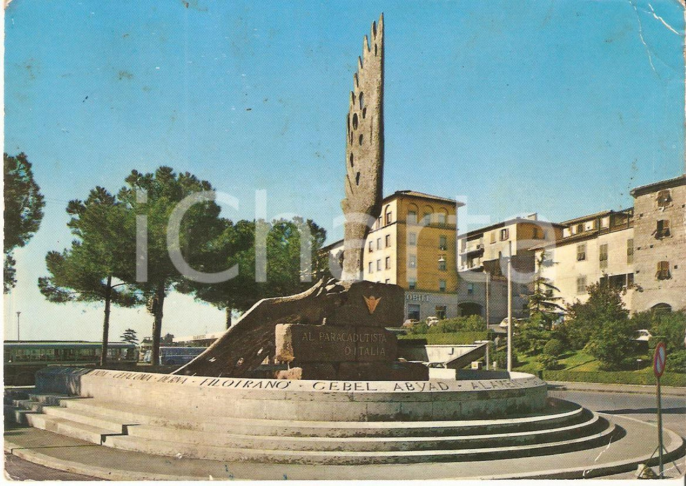 Cartolina originale da collezione 1971 VITERBO Piazza del Sacrario  Monumento al paracadutista Cartolina FG VG 1