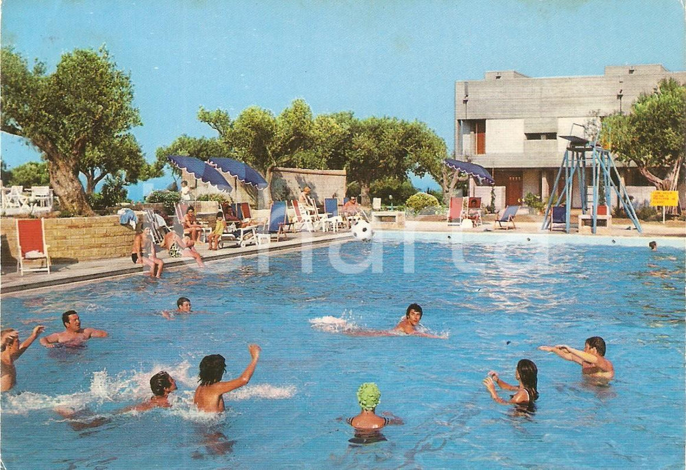 Cartolina originale da collezione 1971 ISOLA CAPO RIZZUTO Giochi in piscina al Villaggio VALTUR Cartolina FG VG 1