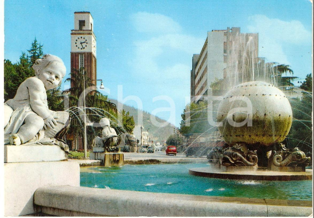 Cartolina originale da collezione 1969 MASSA Fontana di Piazza Puccini e via Democrazia Cartolina FG VG 1