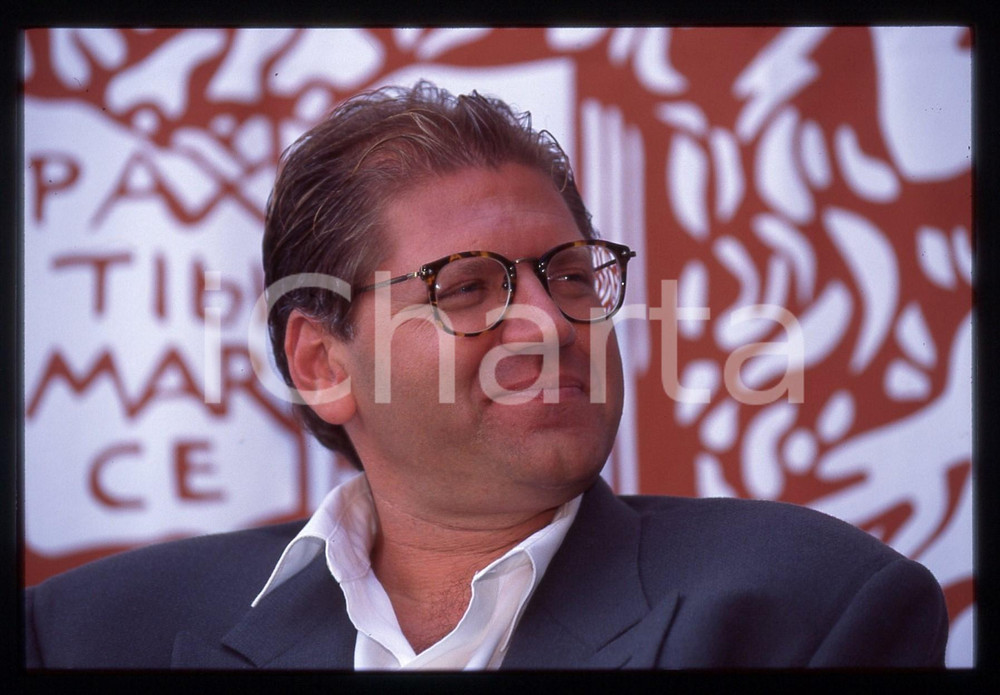 35mm vintage slide* 1994 MOSTRA DI VENEZIA Robert ZEMECKIS Ritratto (14)  Diapositiva d'epoca, in formato 35 mm.CONDIZIONI: GOOD   Tutti i diritti riservati.E' severamente vietata la riproduzione. ICharta mette in vendita, sul negozio eBay e in esclusiva sul sito "icharta" il proprio archivio composto da numerose diapositive e negativi fotografici d'epoca, tutti originali e autentici, che attraversano la storia del costume italiano tra gli la fine degli anni Sessanta e Novanta.Si tratta di uno sguardo inedito sull'attualit&agrave;, la politica, la vita quotidiana, il gossip e la cultura, che fotografa il cambiamento della nazione in quest'ultimo scorcio del XX secolo. Un'occasione unica per il mercato del collezionismo, che vede finalmente disponibile un archivio eccezionale per vastit&agrave;, tematiche e condizioni, in un settore (il negativo fotografico e la diapositiva) di assoluta novit&agrave; e dalle interessanti prospettive di investimento.  originale e autentica 1