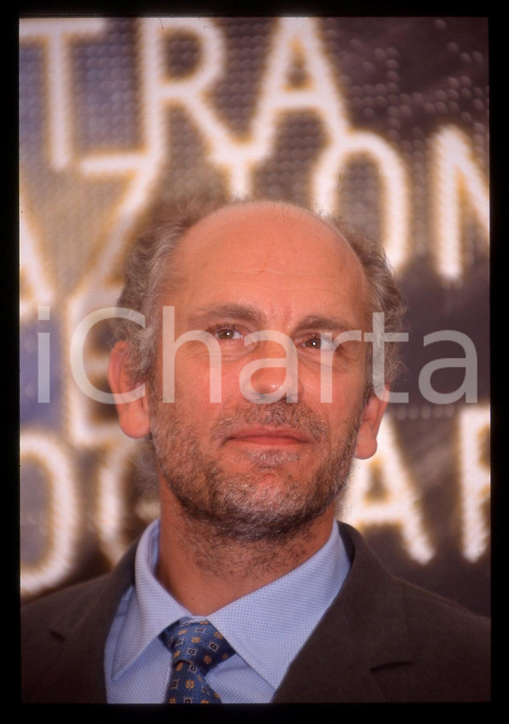 35mm vintage slide* 1999 MOSTRA DI VENEZIA John MALKOVICH Ritratto dell'attore 1  Diapositiva d'epoca, in formato 35 mm.CONDIZIONI: GOOD Tutti i diritti riservati.E' severamente vietata la riproduzione. ICharta mette in vendita, sul negozio eBay e in esclusiva sul sito "icharta" il proprio archivio composto da numerose diapositive e negativi fotografici d'epoca, tutti originali e autentici, che attraversano la storia del costume italiano tra gli la fine degli anni Sessanta e Novanta.Si tratta di uno sguardo inedito sull'attualit&agrave;, la politica, la vita quotidiana, il gossip e la cultura, che fotografa il cambiamento della nazione in quest'ultimo scorcio del XX secolo. Un'occasione unica per il mercato del collezionismo, che vede finalmente disponibile un archivio eccezionale per vastit&agrave;, tematiche e condizioni, in un settore (il negativo fotografico e la diapositiva) di assoluta novit&agrave; e dalle interessanti prospettive di investimento.  originale e autentica 1