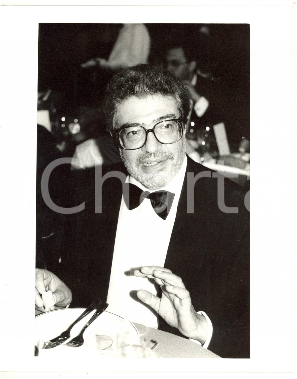 1990 ca CINEMA Ritratto di Ettore SCOLA a cena *Fotografia VINTAGE 20x25 cm