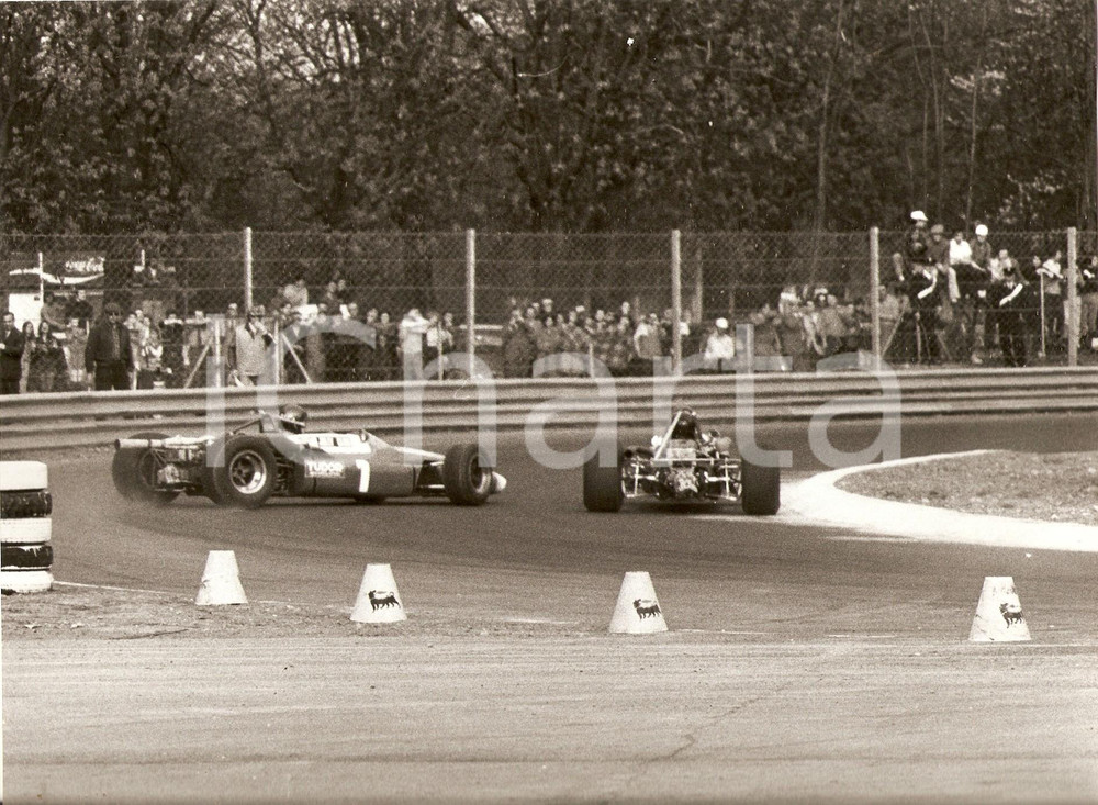 Fotografia d epoca originale 1971 AUTOMOBILISMO Sorpasso in curva durante gara  Coni ERG Foto 1