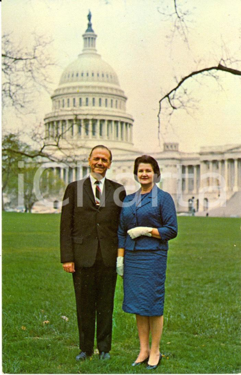 Cartolina originale da collezione 1960 ca WASHINGTON (USA) Senatore Frank E. MOSS e moglie davanti al CAMPIDOGLIO 1