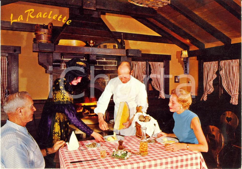 Cartolina originale da collezione 1965 ca CANTON VALLESE SVIZZERA Chef prepara LA RACLETTE FG 1