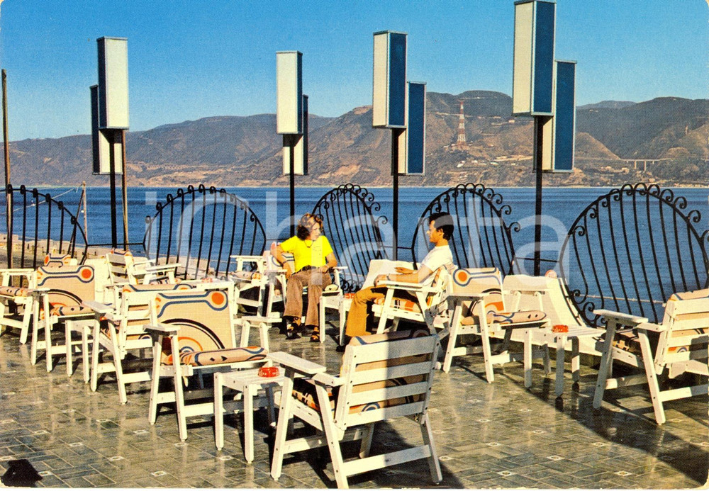 Cartolina originale da collezione 1970 ca MESSINA Clienti sulla terrazza del MOTEL FARO *Cartolina FG NV VINTAGE 1
