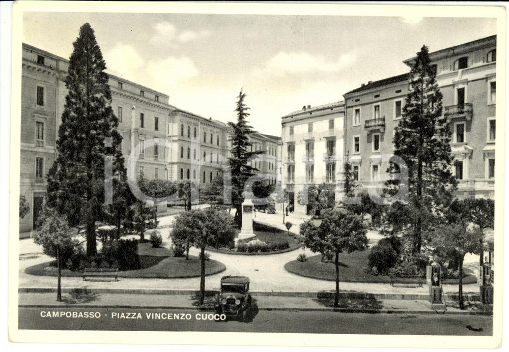 Cartolina originale da collezione 1950 CAMPOBASSO Piazza VINCENZO CUOCO ANIMATA con automobile *Cartolina FG VG 1