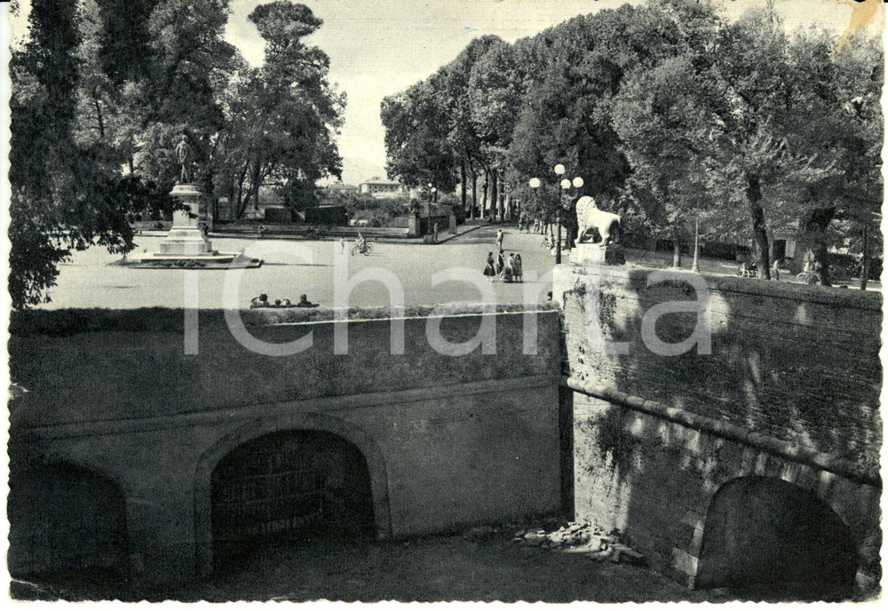 Cartolina originale da collezione 1955 LUCCA Veduta del Piazzale LIBERTA  e dei bastioni  Cartolina ANIMATA FG VG 1