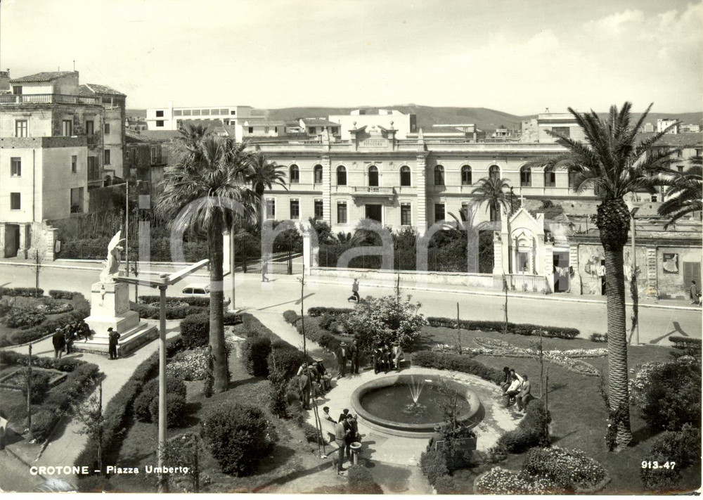 Cartolina originale da collezione 1960 CROTONE Veduta di piazza UMBERTO Cartolina ANIMATA FG VG 1