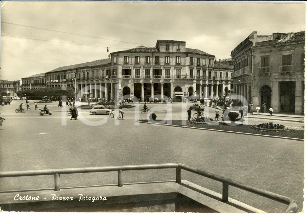 Cartolina originale da collezione 1960 CROTONE Veduta di Piazza PITAGORA Cartolina ANIMATA FG VG 1