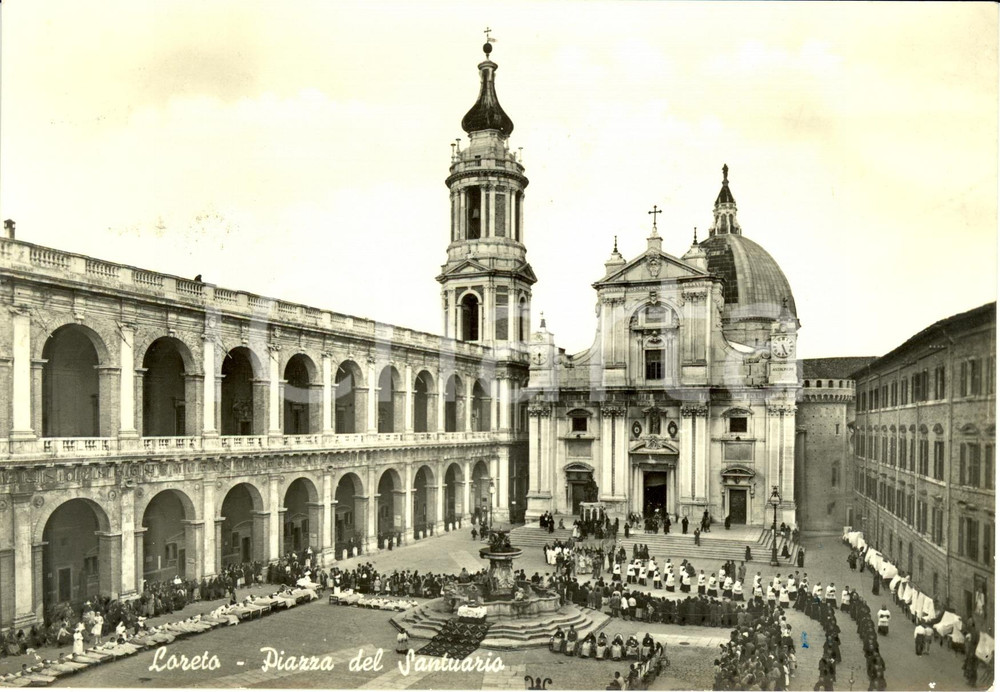Cartolina originale da collezione 1957 LORETO (AN) Santuario della SANTA CASA durante celebrazione Cartolina FG VG 1