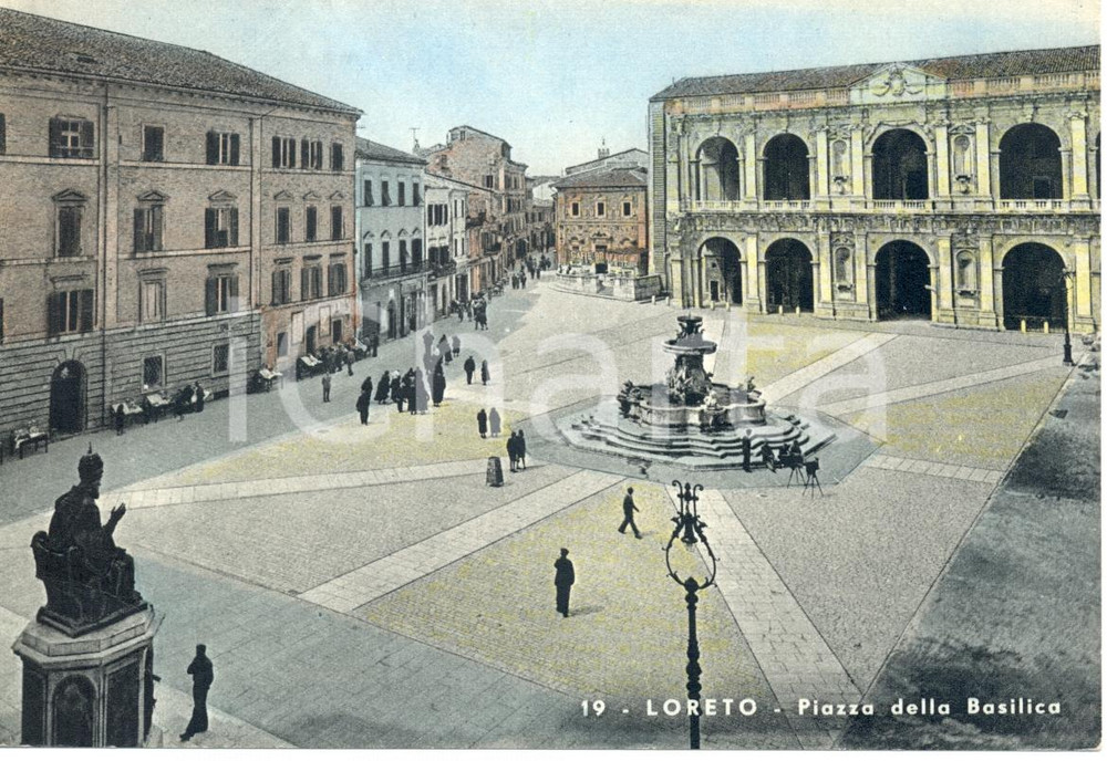 Cartolina originale da collezione 1950 ca LORETO AN Piazza della basilica con caffÃ¨ BRAMANTE  ANIMATA FG NV 1